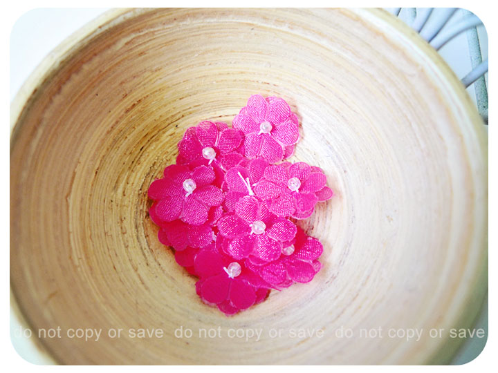 Flower bright pink with pearl in the centered / pack 