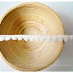 Pom pom white medium #002  